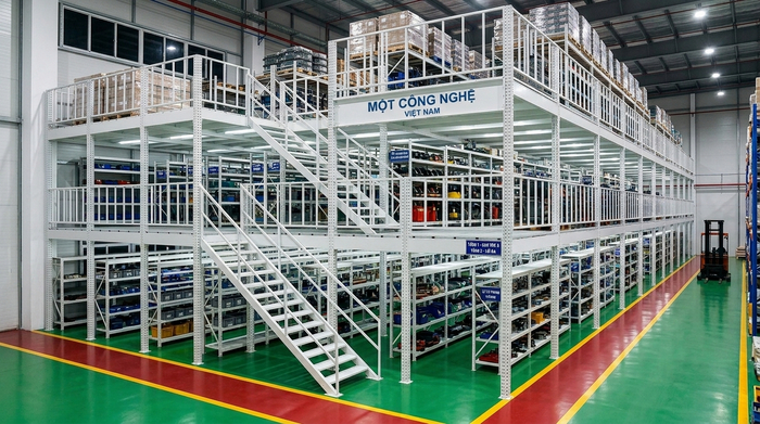 Kệ sàn mezzanine thực tế mẫu 1 Hình ảnh kệ sàn mezzanine thực tế trong kho hàng cao tầng
