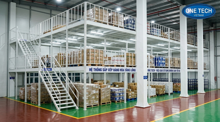 Kệ sàn mezzanine Hà Tĩnh tối ưu chiều cao kho Kệ sàn mezzanine Hà Tĩnh trong kho công nghiệp cao tầng
